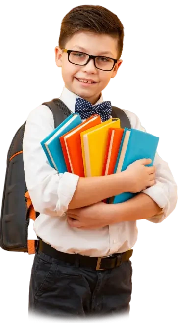 Niño de primaria escribiendo en su cuaderno